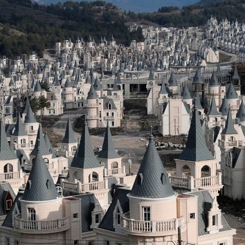 Завораживающие фотографии заброшенного города-призрака со сказочными замками