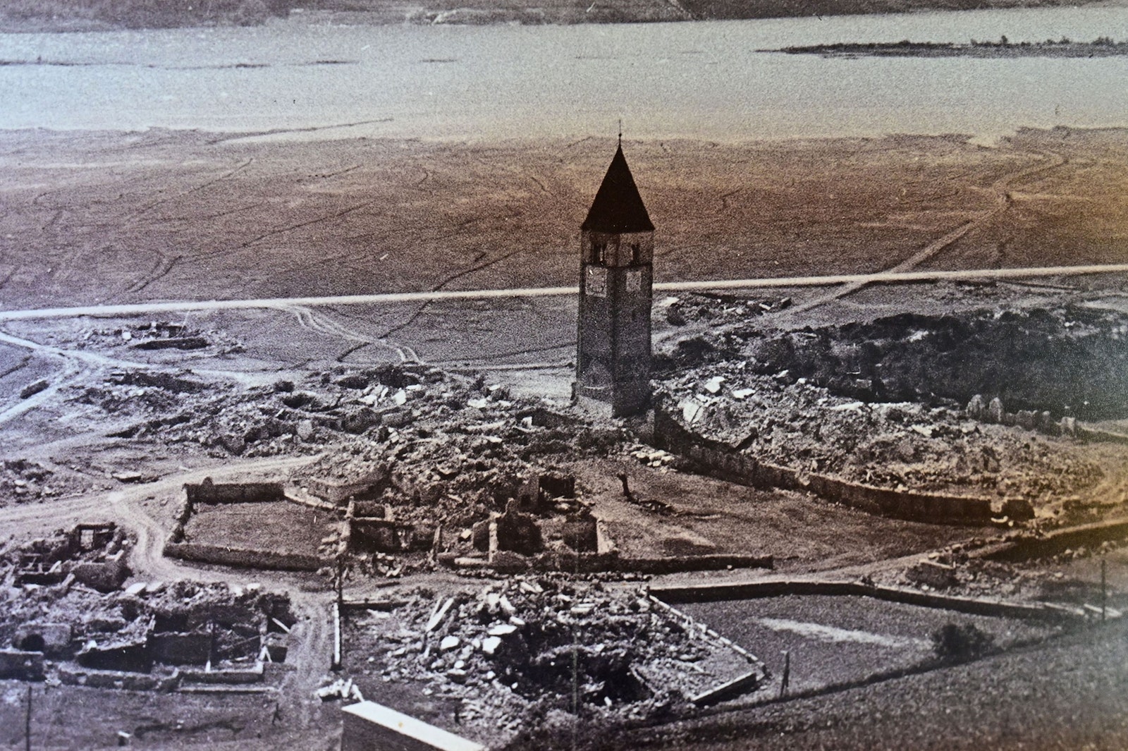 Фотография колокольни деревни Курон до того как она была погружена под воду в 1950.