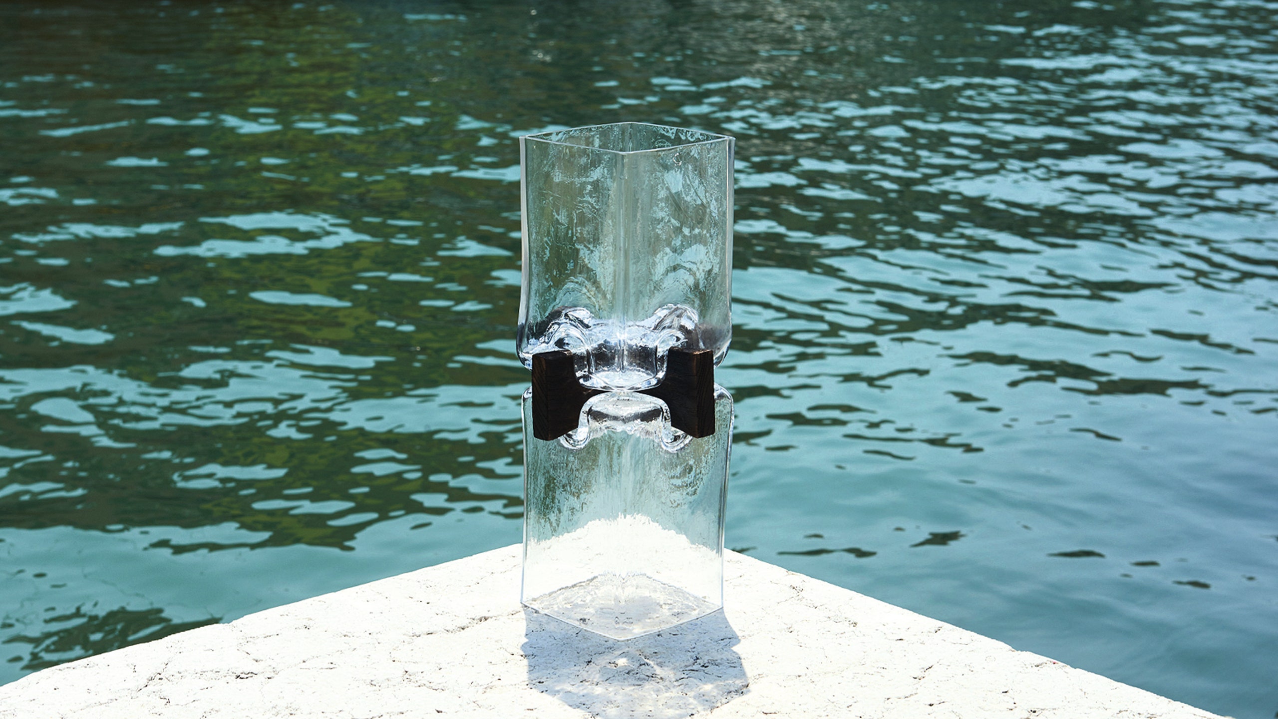 Дизайнер Алексей Дрождин. Ваза из коллекции Venezia сделанные на мануфактуре Wave Murano Glass.