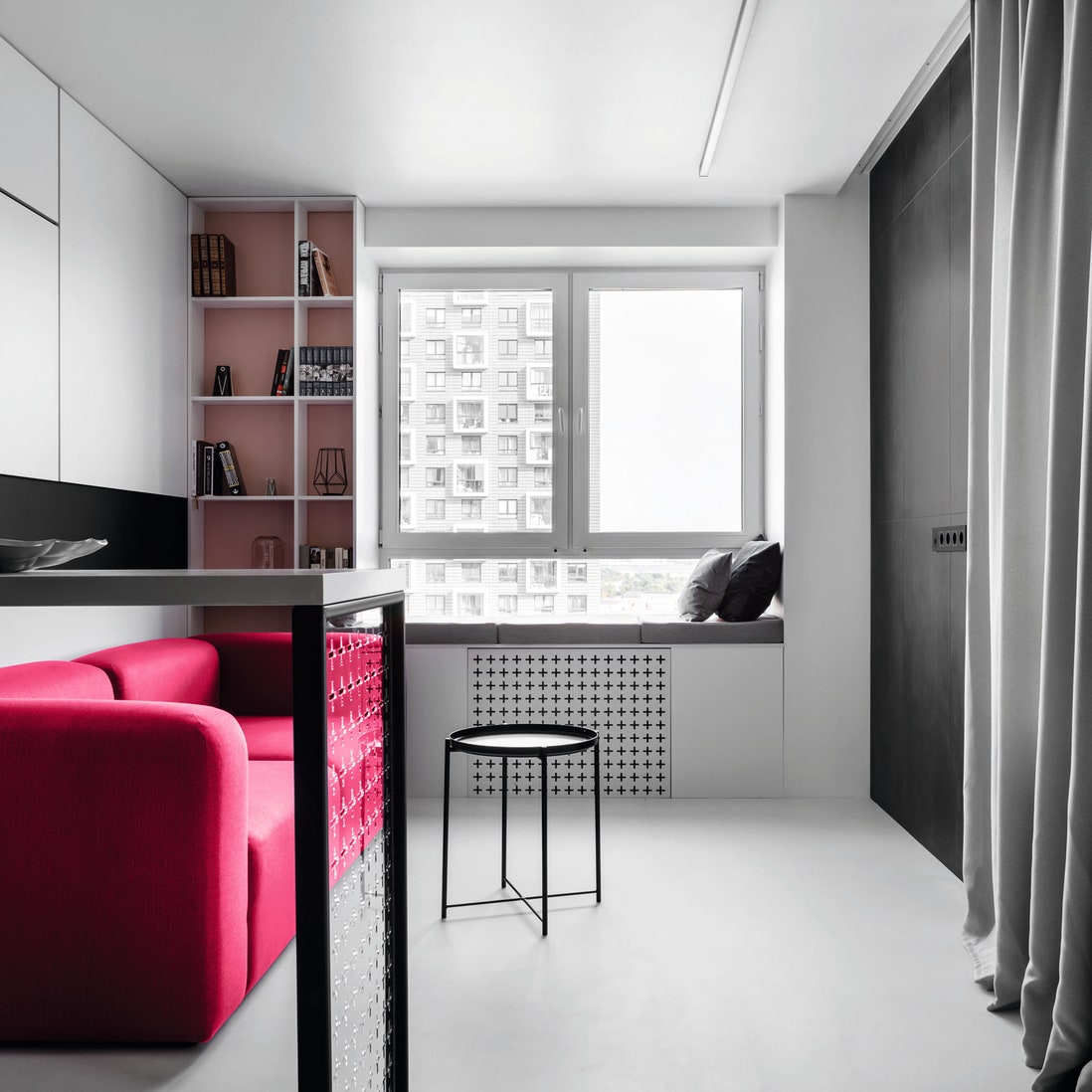 Графичная квартира с яркими вставками цвета 52 м². Гостиная. Диван Delo Design журнальный стол IKEA барные стулья...