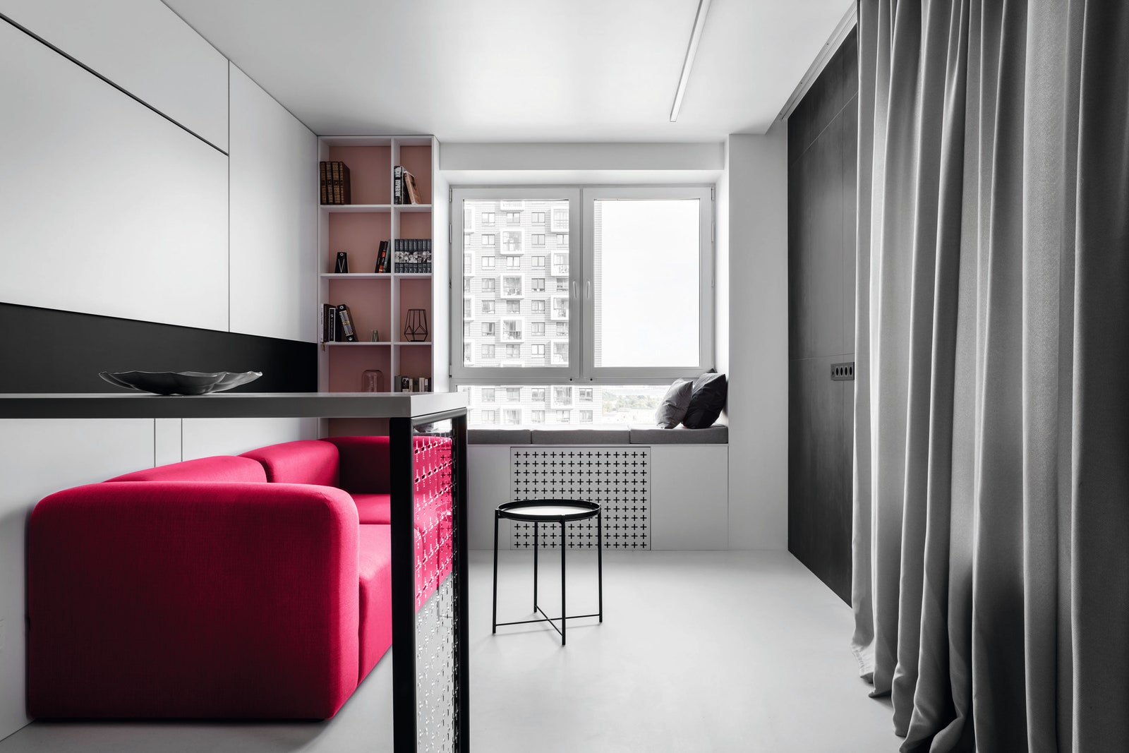 Графичная квартира с яркими вставками цвета 52 м². Гостиная. Диван Delo Design журнальный стол IKEA барные стулья...