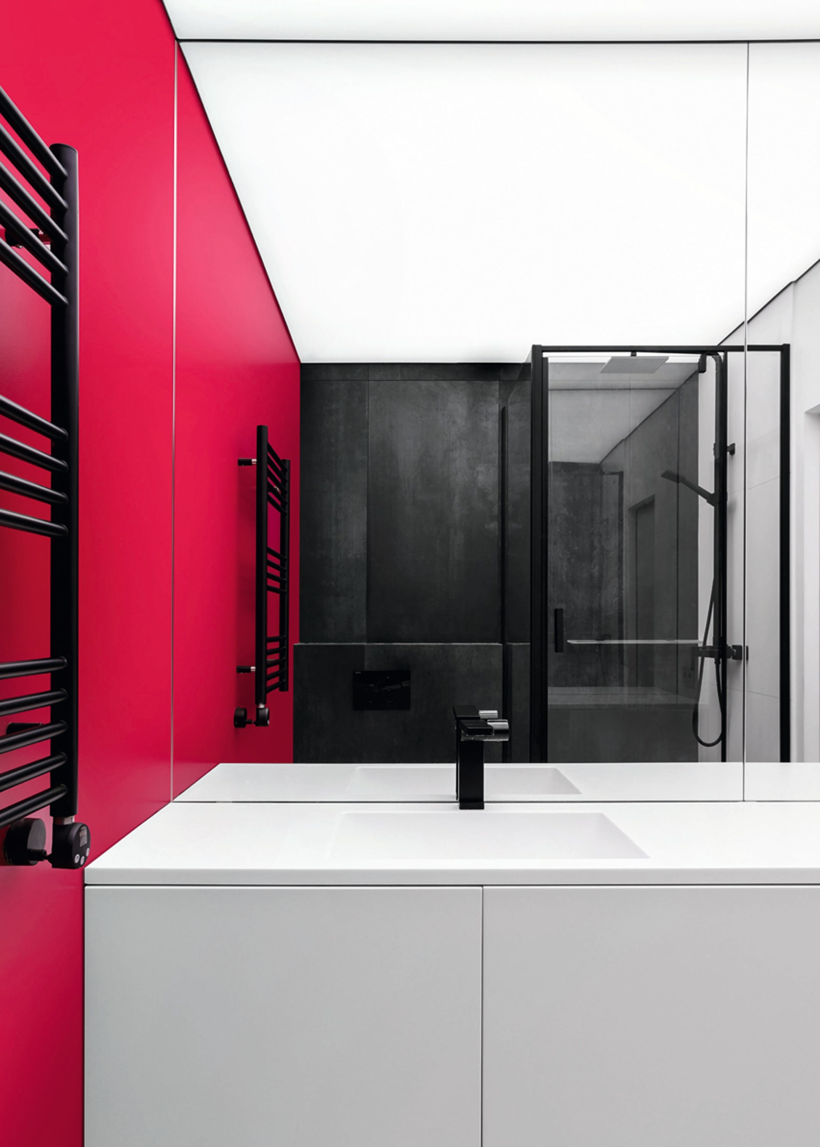Графичная квартира с яркими вставками цвета 52 м². Ванная. Душевой уголок WasserKRAFT плитка Italon смеситель для...