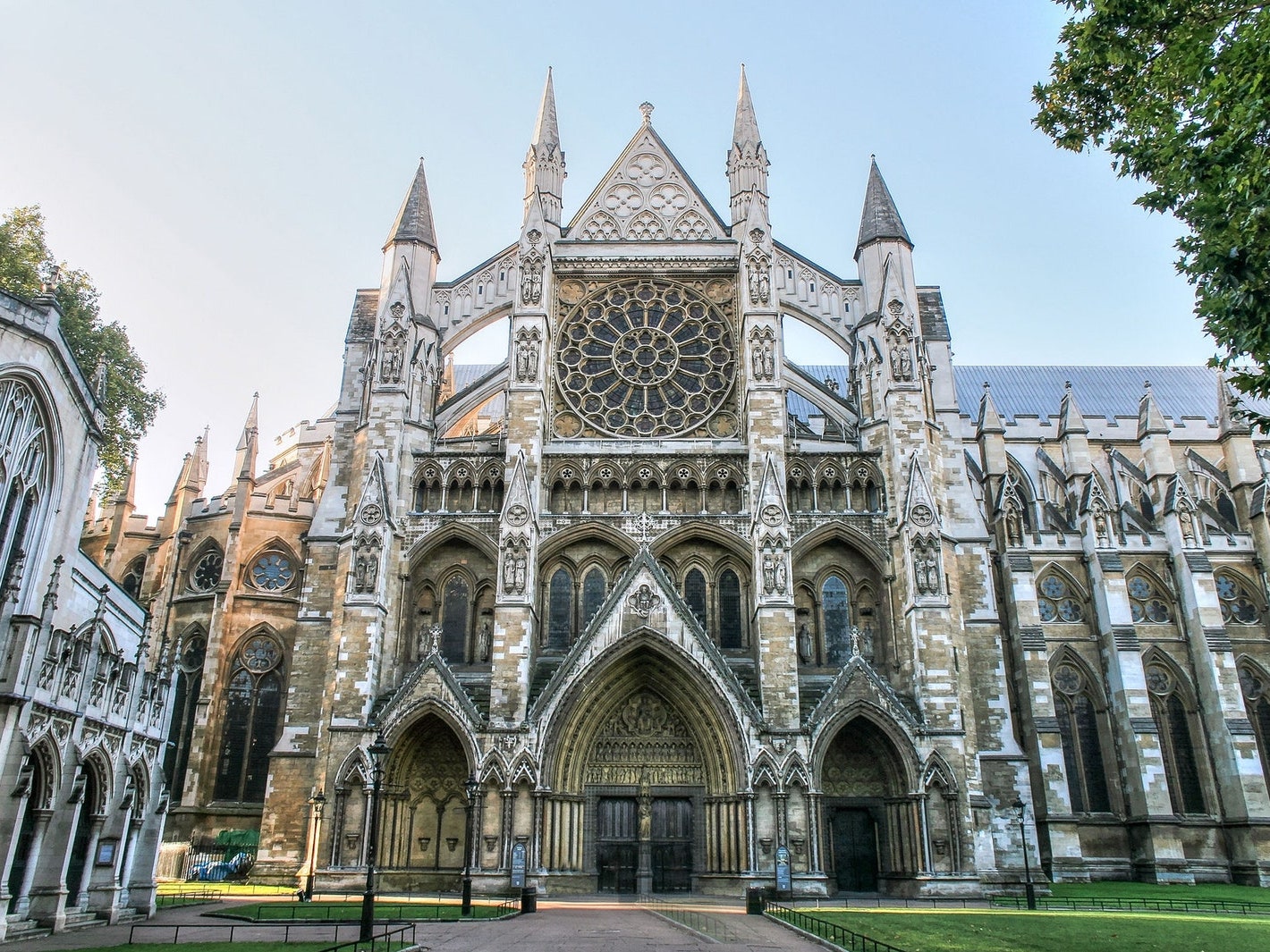 8 впечатляющих готических соборов Европы | AD Magazine