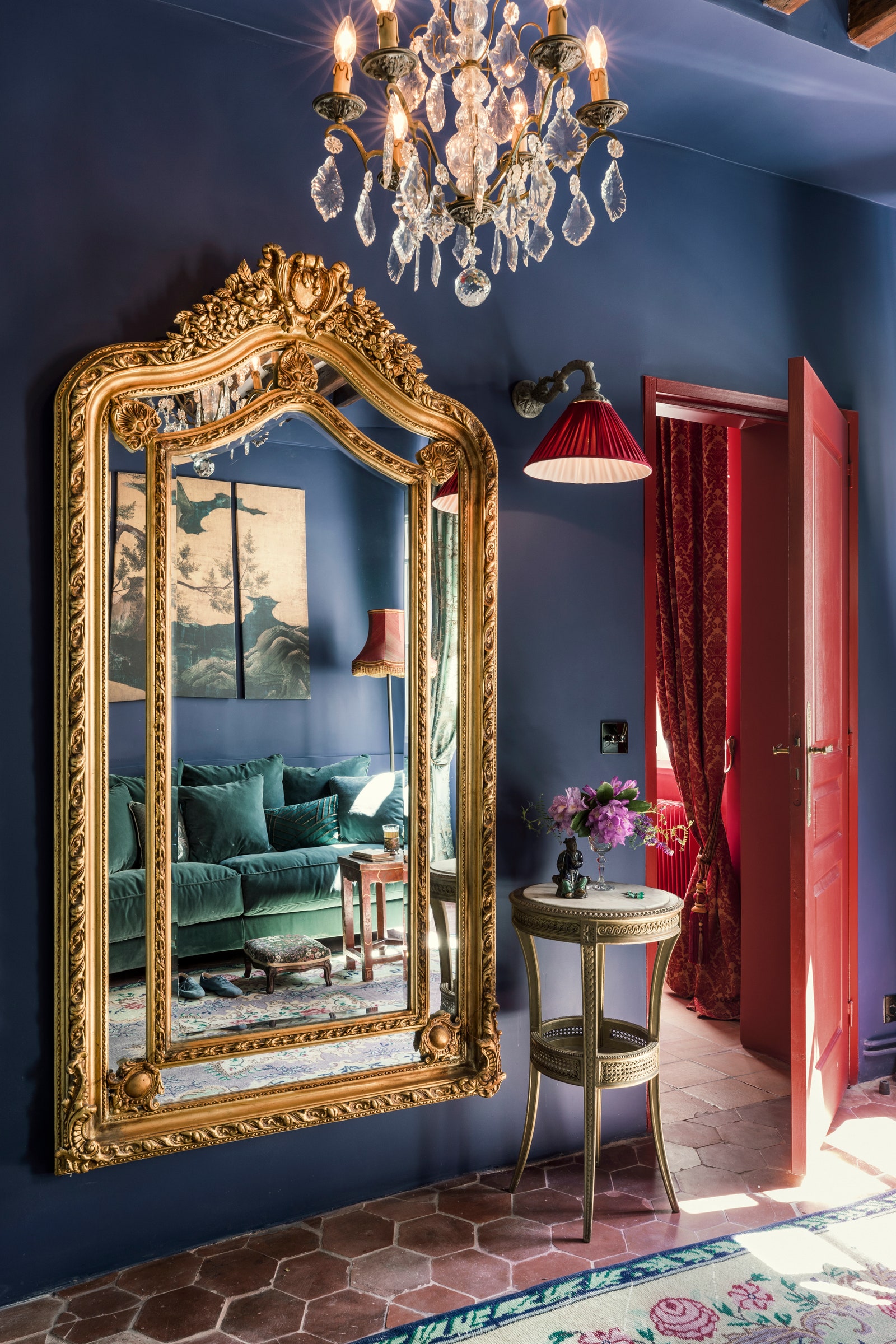 Квартира в Париже 67 м². Фрагмент кабинета. В зеркале отражается репродукция картины Кано Эйтоку.
