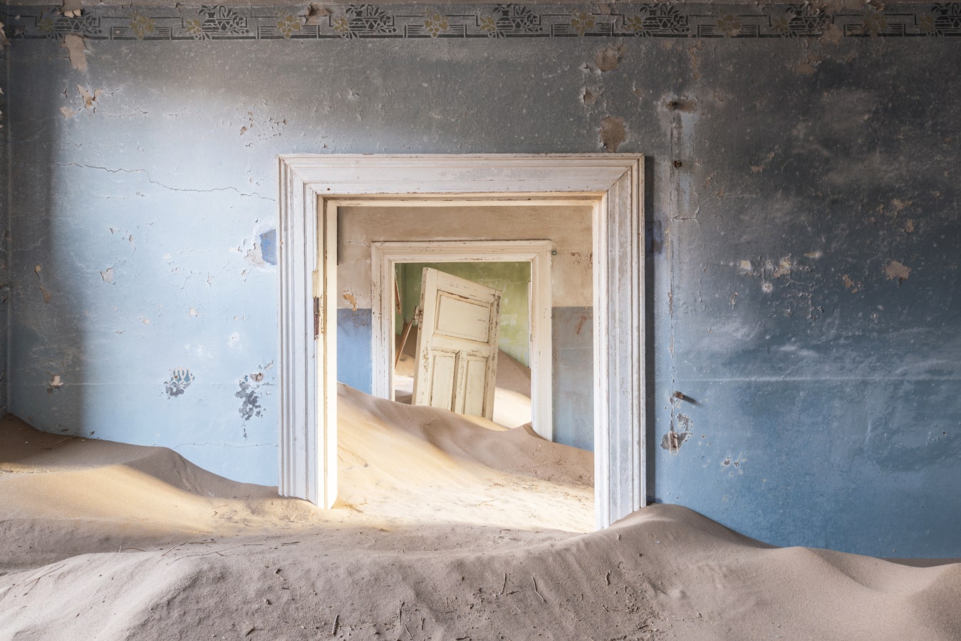 Мир без людей новая книга с фотографиями заброшенных мест от Ромена Вейона