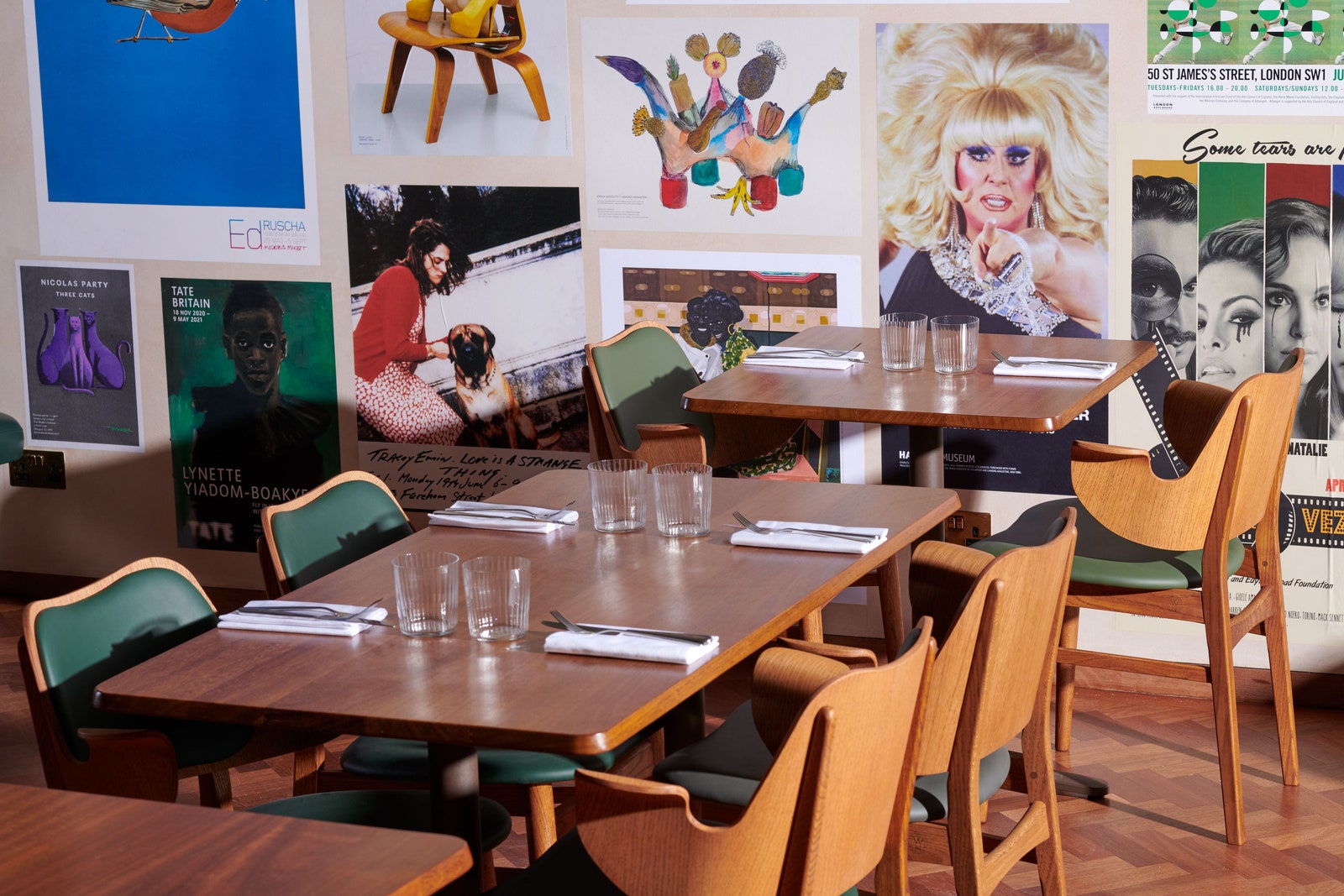 Ресторан с современным искусством в Лондоне