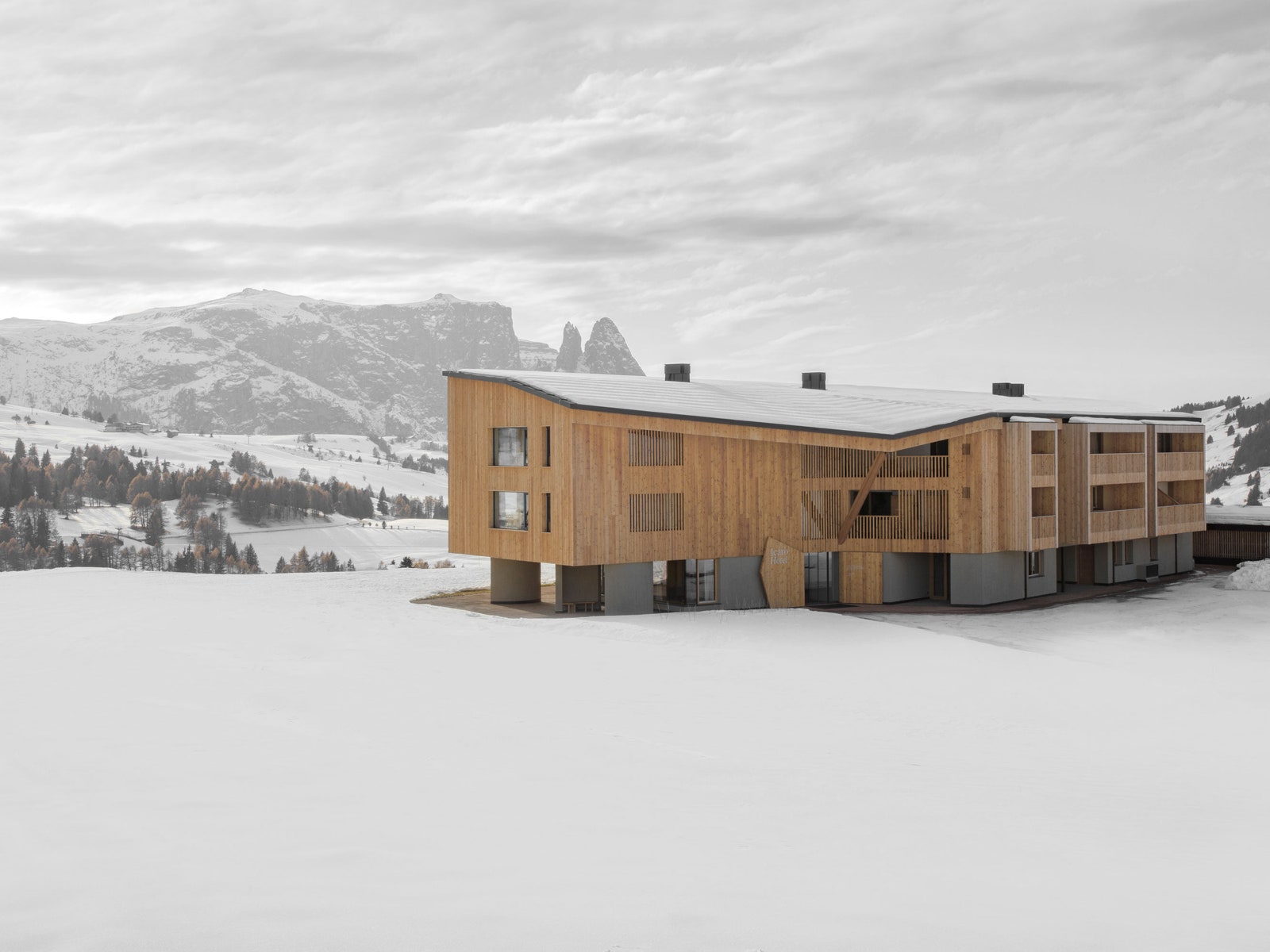 Отель с деревянной колоннадой в Альпах