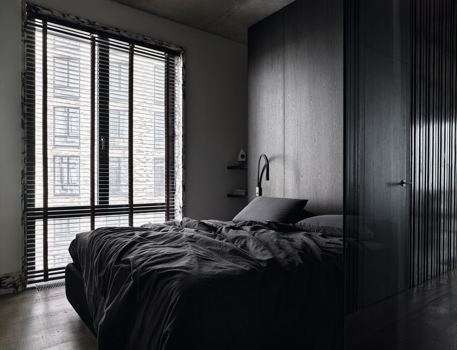Интерьер с обложки минималистичная квартира Арианы Ахмад 89 м². Спальня. Она отделена от прихожей перегородкой из...
