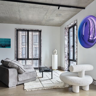 Интерьер с обложки: минималистичная квартира Арианы Ахмад, 89 м². Фрагмент гостиной. Кресло по дизайну Ольги Энгель; на стене работа Кристофа Ганьона.