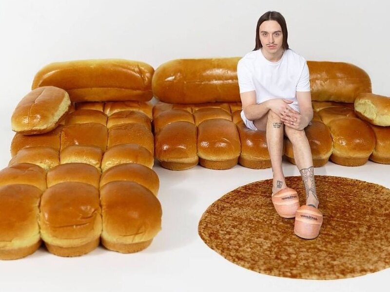 Рэпер Томми Кэш придумал диван из буханок хлеба для IKEA