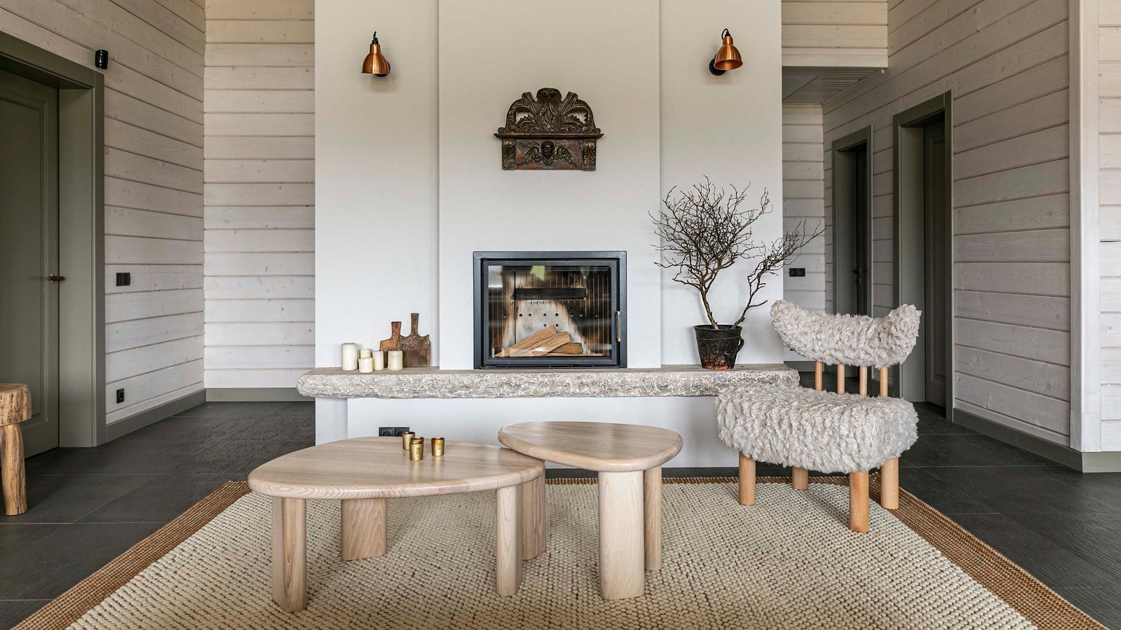 Дизайн гостиной с камином в деревянном доме | Фото интерьера