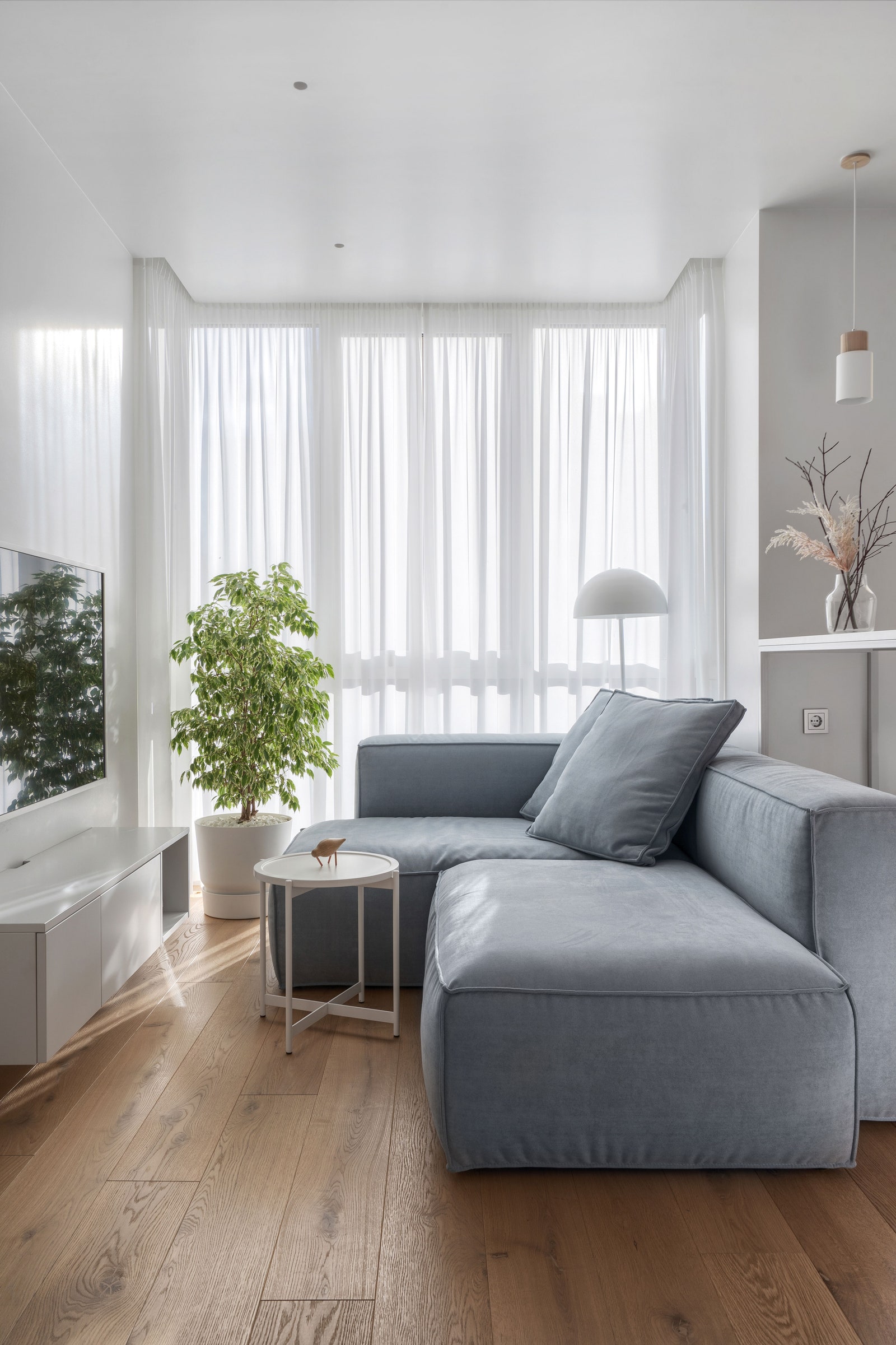 Гостиная. Диван “Интерия” журнальный столик Archdep Furniture торшер Nordlux ТВтумба сделана по чертежам дизайнера в...