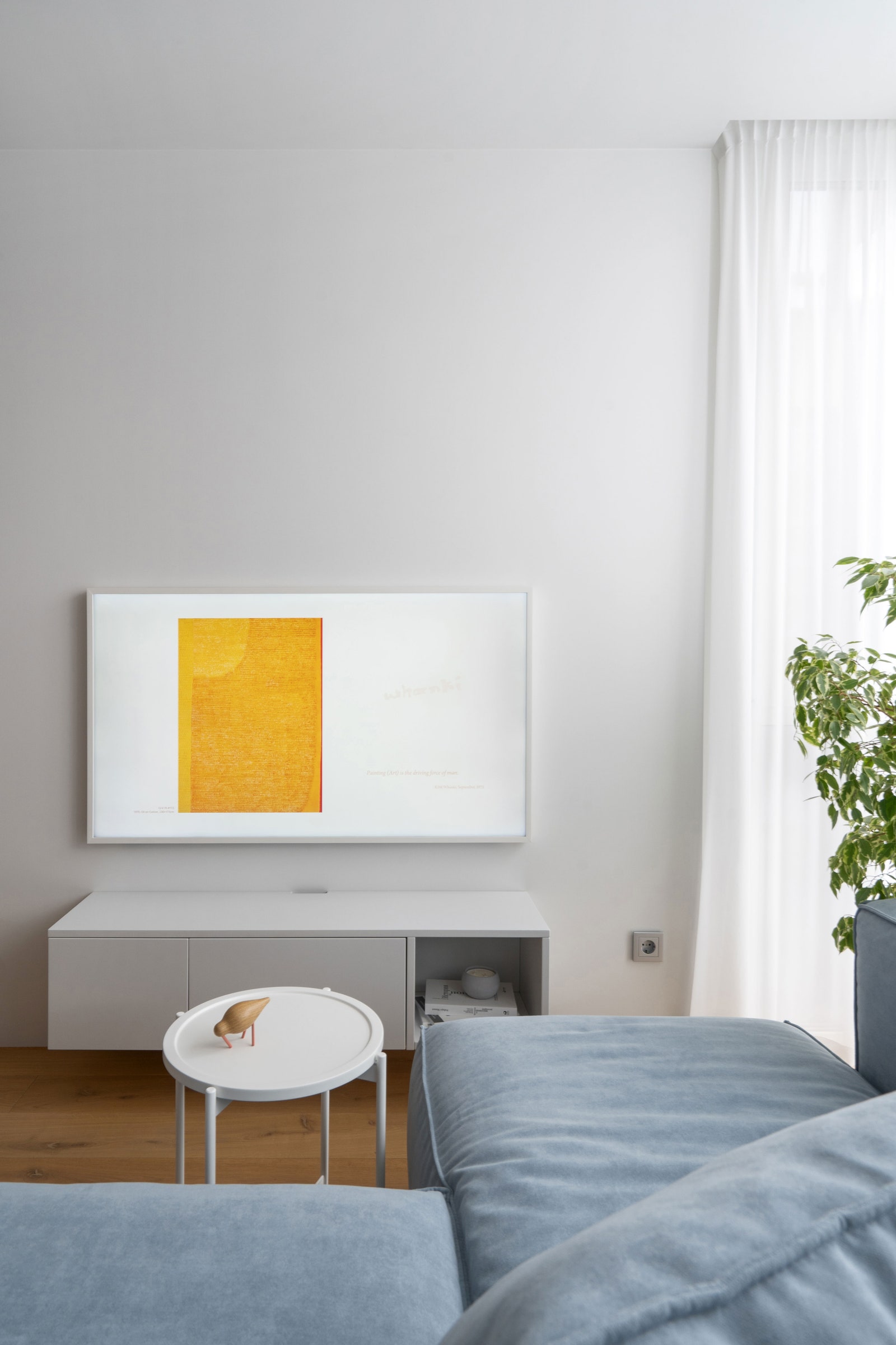 Фрагмент гостиной. nbspТВтумба сделана по чертежам дизайнера в киевской мебельной студии “Соловей” телевизор Samsung Frame.