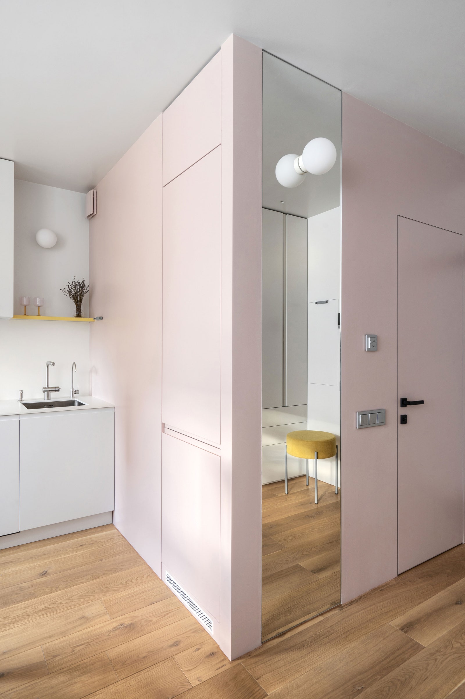 В розовом кубе заключена ванная комната со стороны кухни в него встроен холодильник. Зеркало сделано по чертежам...