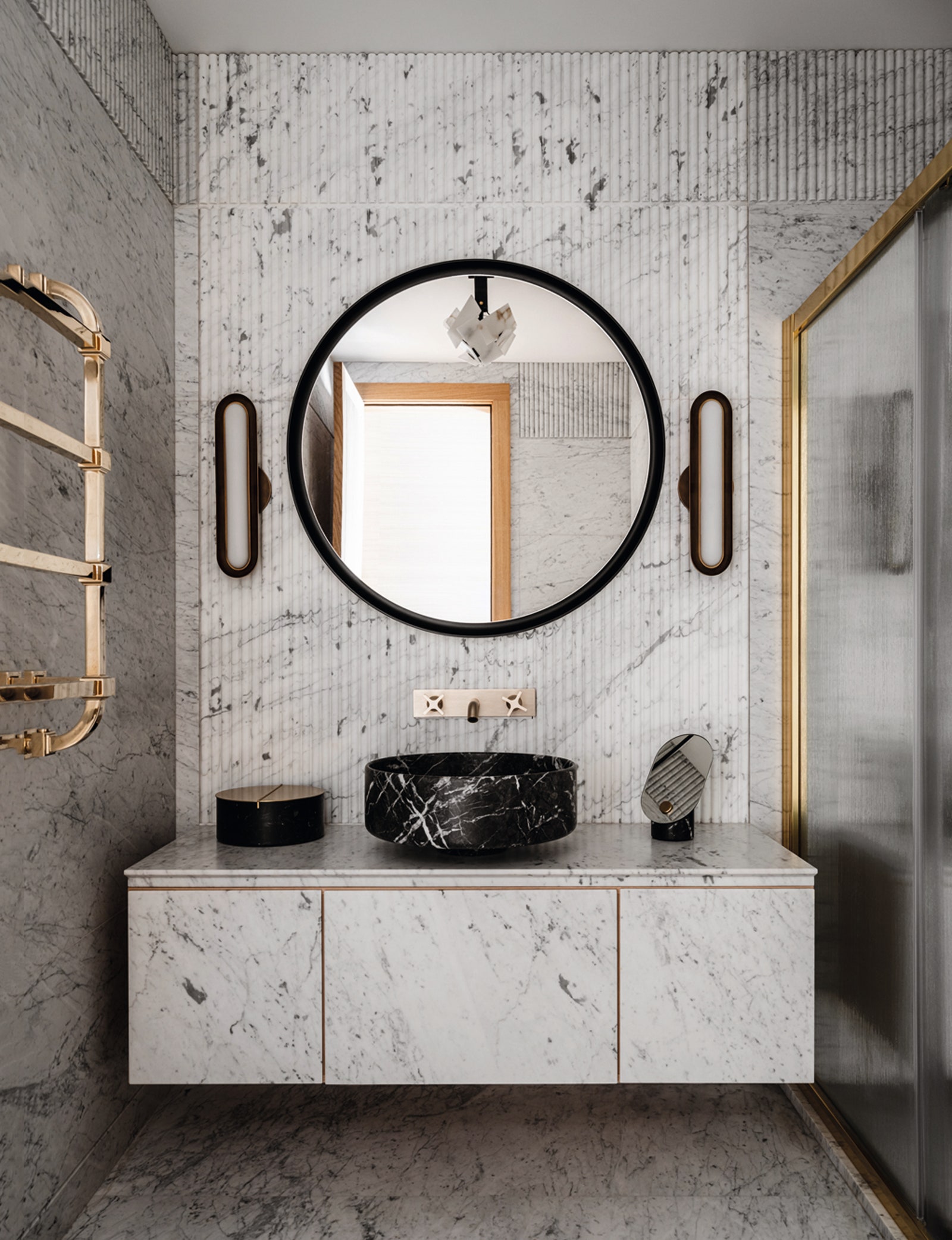 Главная ванная. Сантехника и аксессуары Agape Design бра Apparatus Studio на стенах и полу — каррарский мрамор.