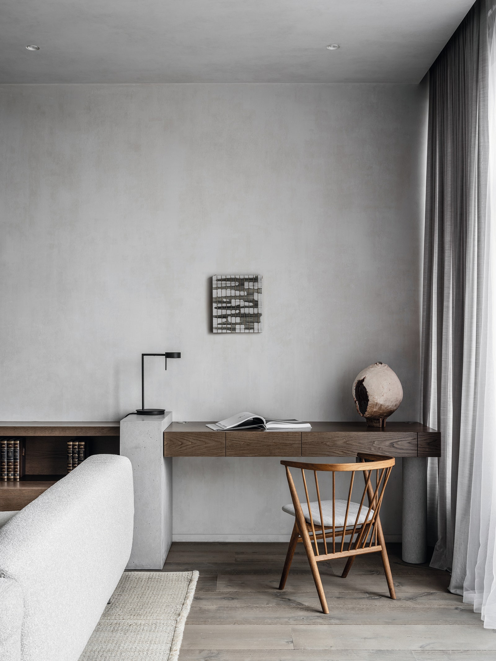 Рабочее место в гостиной. Консоль и письменный стол сделаны по проекту “Артбюро 11” стул Sibast настольная лампа Sollos...