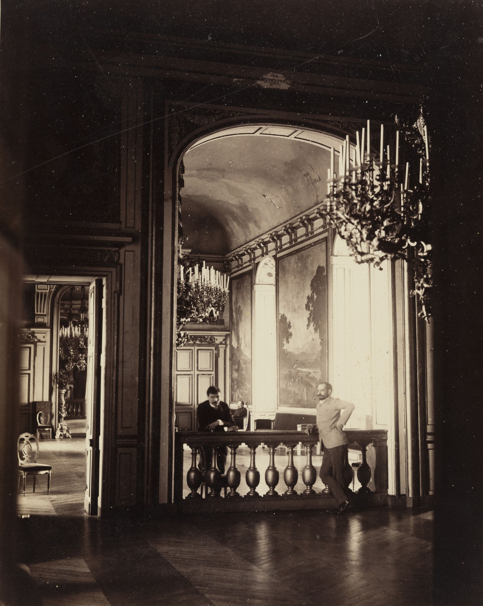 Альберт Эдельфельт и Гуннар Берндтсон у балюстрады зала балов в 1882 году.