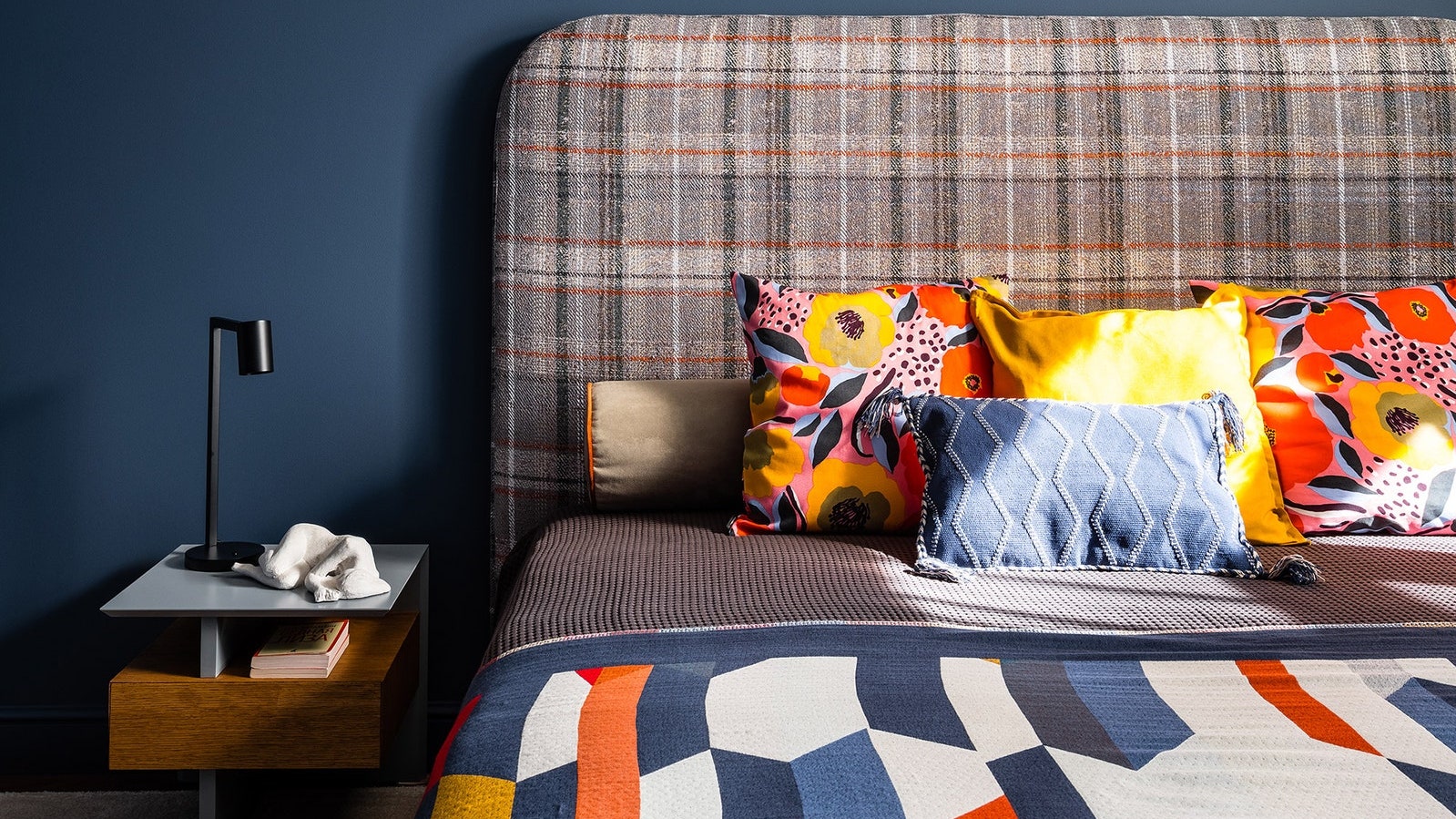Как выбрать декоративные подушки для гостиной и спальни 13 примеров