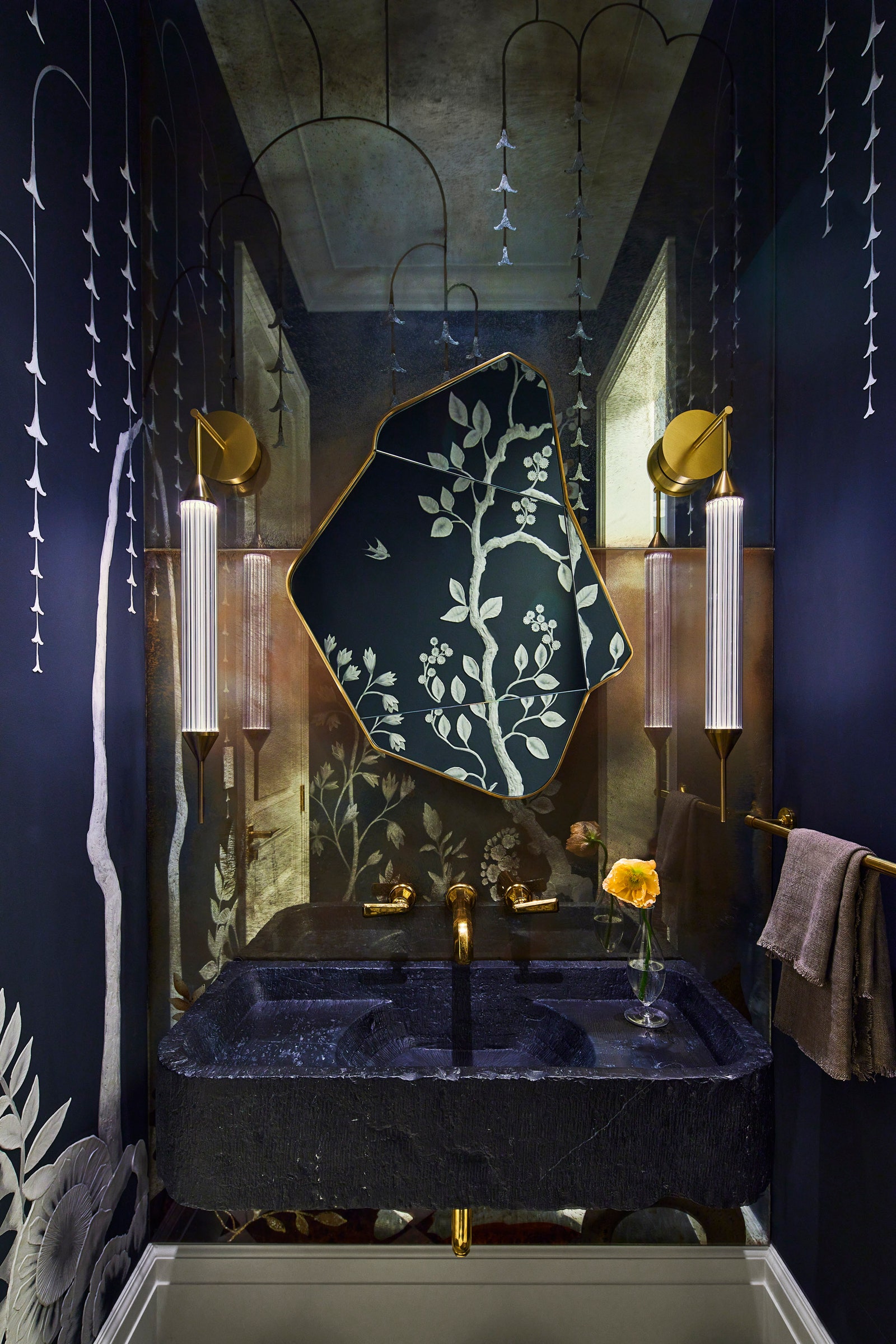 Одна из ванных комнат. Расписанные вручную обои и зеркало MJ Atelier бра по дизайну Giopato  Coombes StudioTwentySeven...