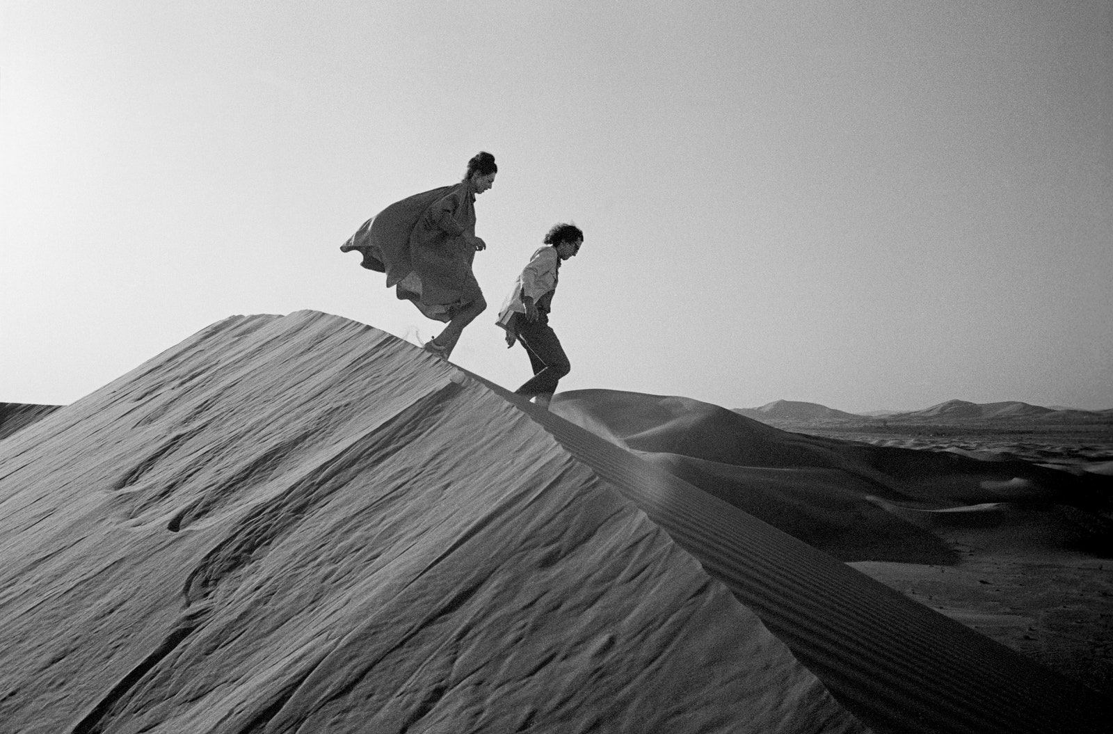 Христо и ЖаннаКлод ищут возможное место для Мастабы. ОАЭ февраль 1982 года. Фото Вольфганг Вольц © 1982 Фонд Христо и...