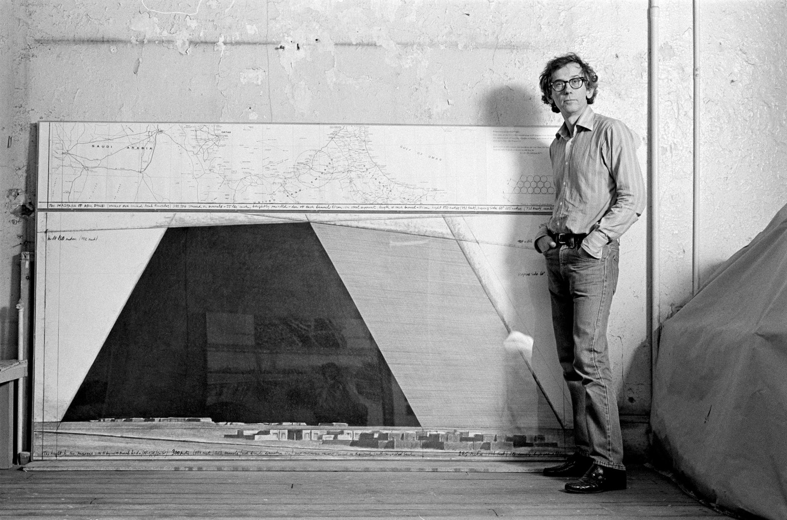 Христо в своей студии с проектным рисунком Мастабы. НьюЙорк 1984 год. Фото Вольфганг Вольц © 1984 Фонд Христо и ЖанныКлод.