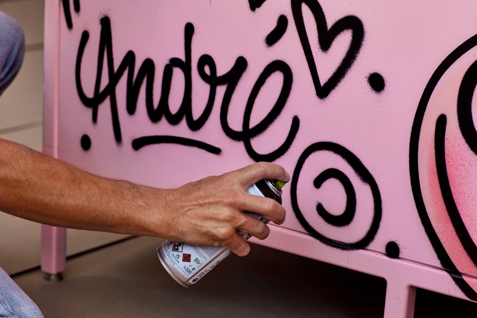 Розовые граффити на культовых предметах Vipp