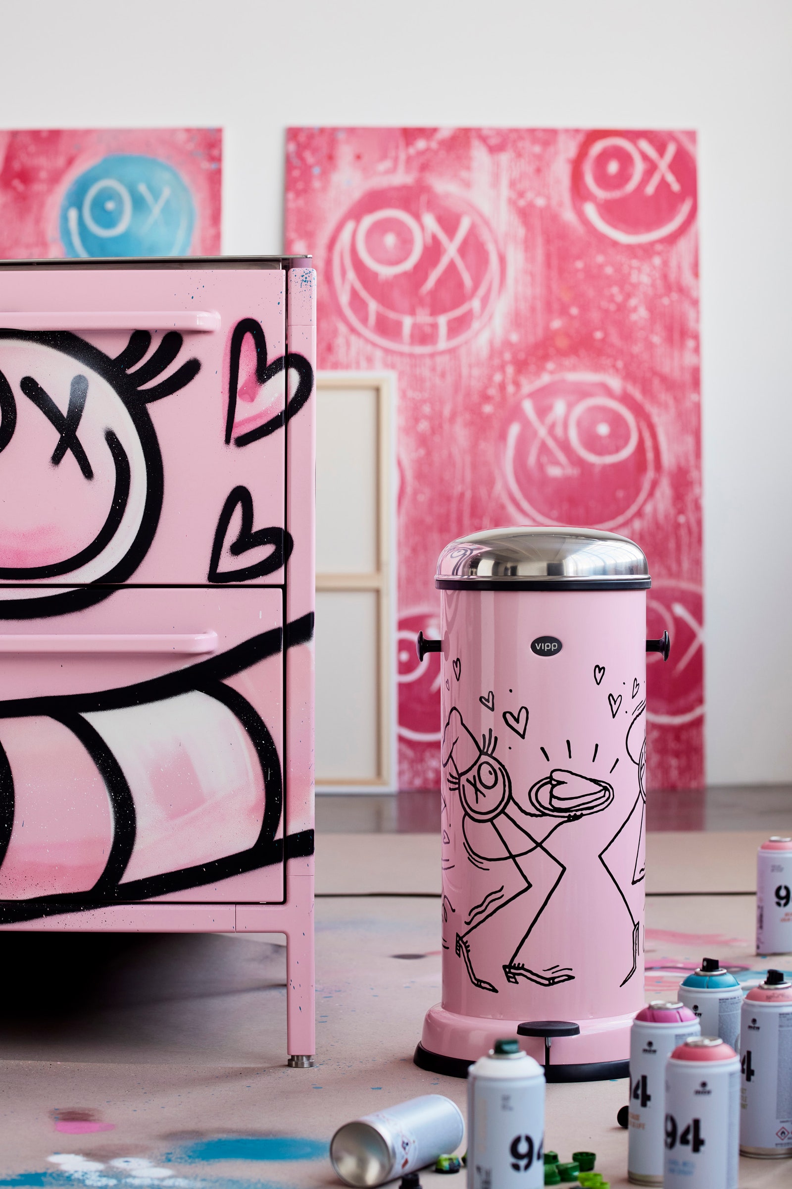 Розовые граффити на культовых предметах Vipp