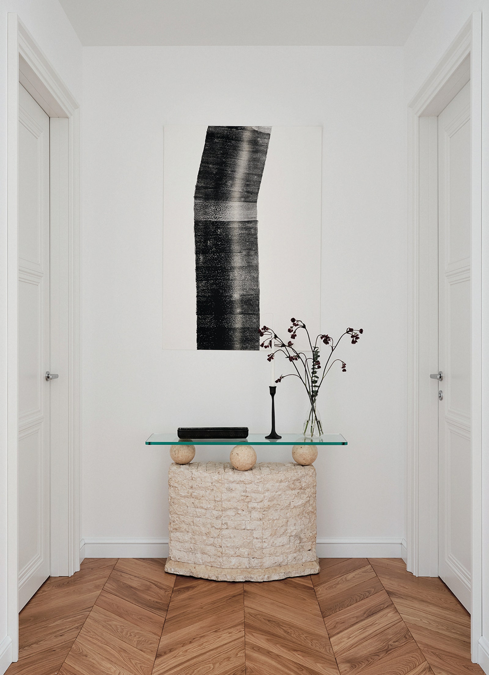На стене коридора графика Веры Трофимовой из галереи White Lines консоль из травертина винтаж Италия 1960е годы.