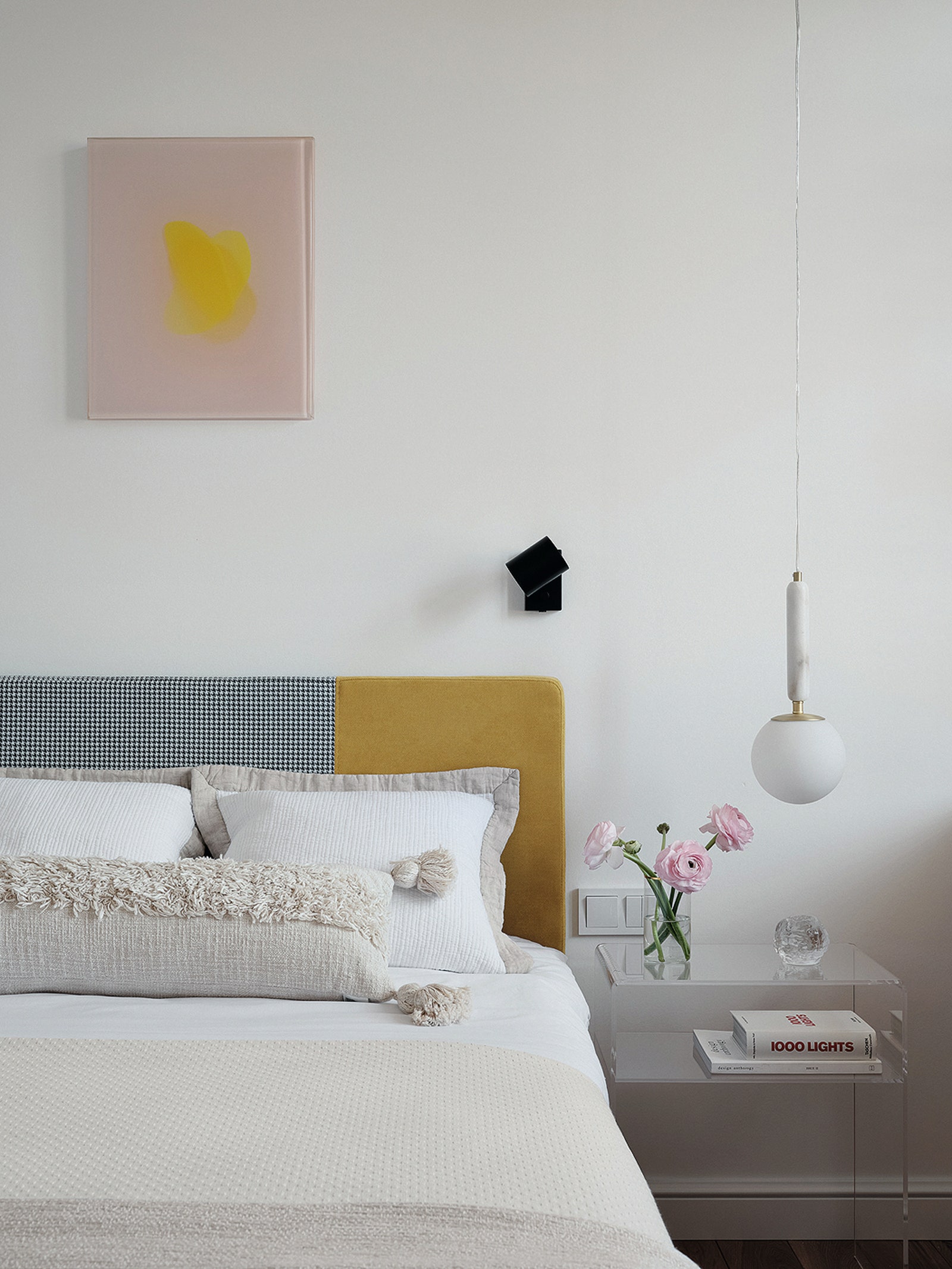 На стене в детской работа “Манго” Алисы Спотс бра Ikea прикроватный столик Zara Home подвесной светильник Globen Lighting.