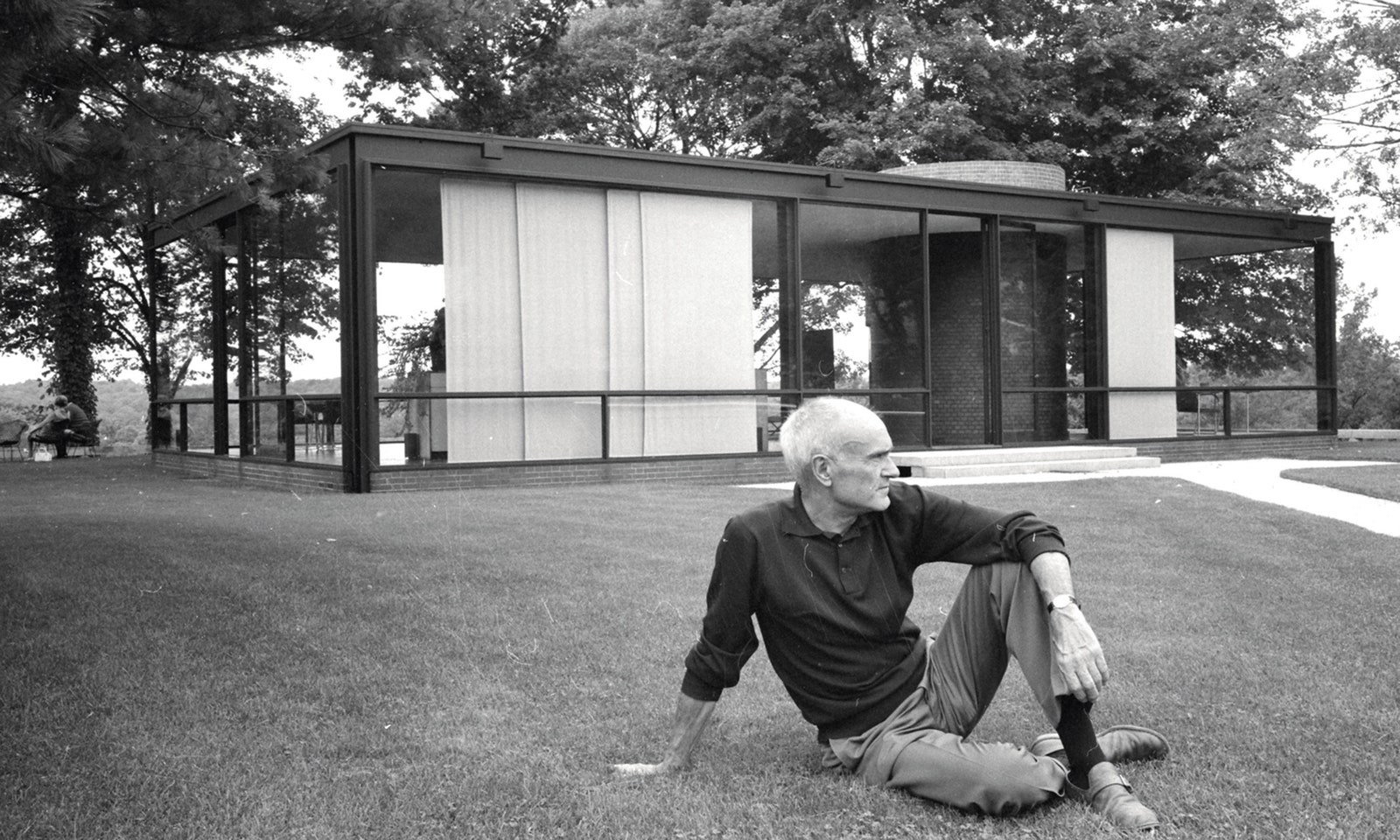 Архитектор Филип Джонсон на лужайке перед собственным домом 1966 год.