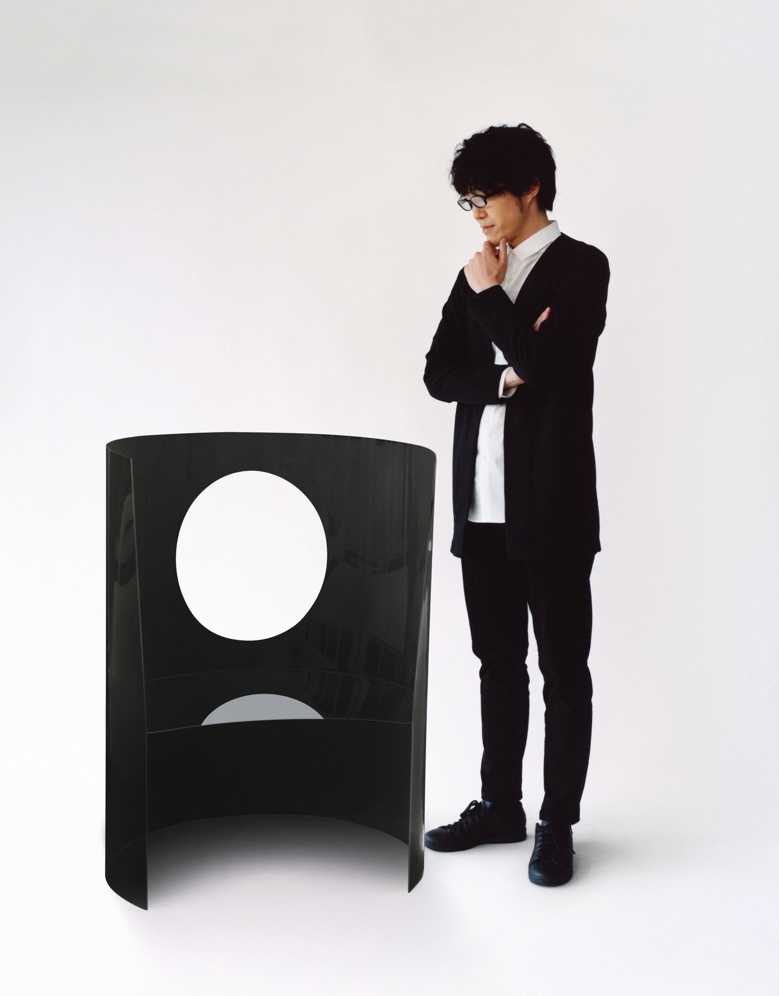 Дизайнер Оки Сато и его минималистичная версия классического стула “Медальон” для выставки Dior в Милане в сентябре 2021го.