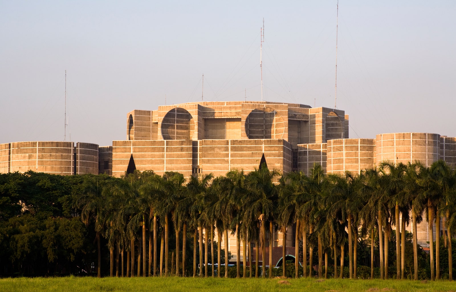 Здание Парламента в Дакке.