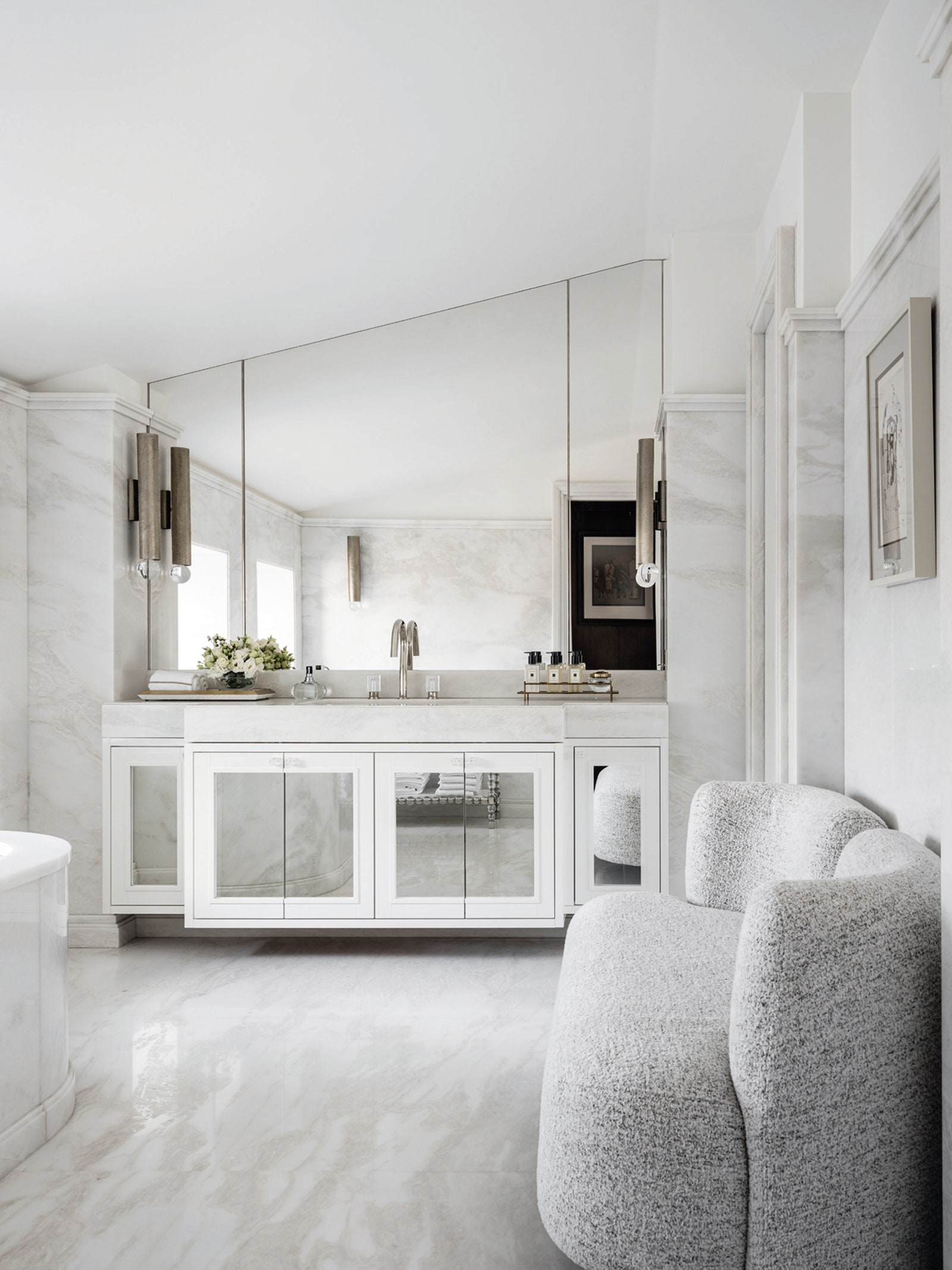 Ванная облицована белым итальянским мрамором. Консоль и диван Galerie Glustin.