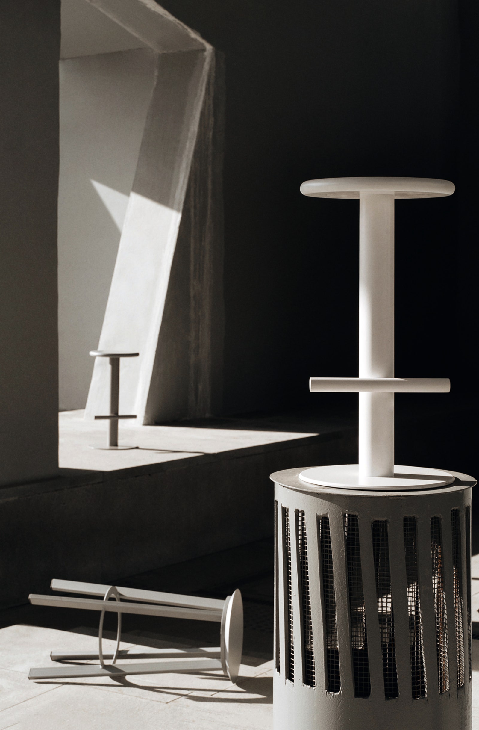 Мебель бренда ALot предназначена для общественных интерьеров поэтому сделана из прочного металла.