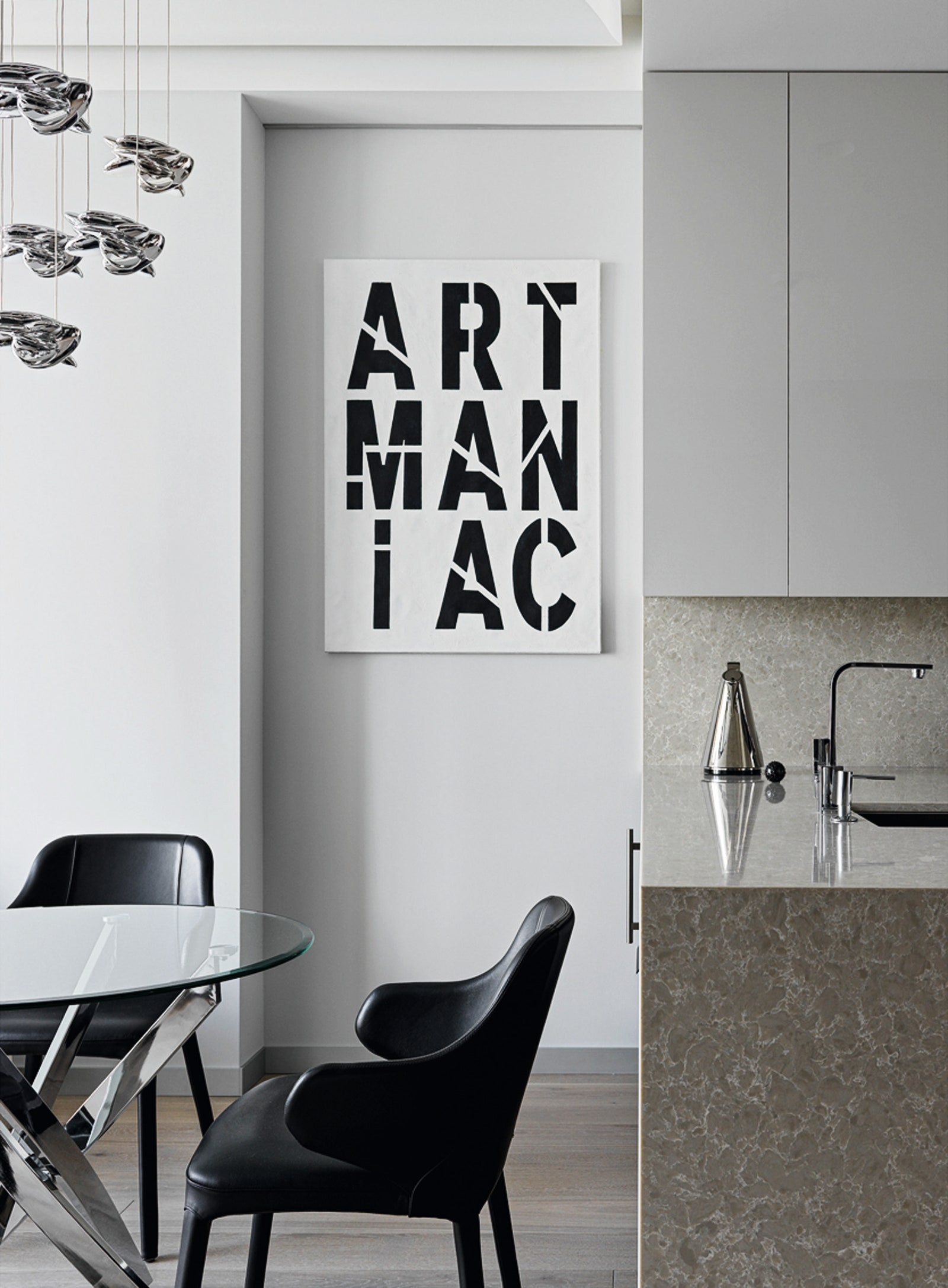 Стулья Cattelan Italia люстра Mantra картина ArtManiaC Ильи Орло­ва.