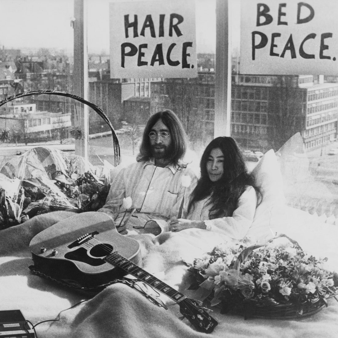 All we are saying is give peace a chance на этом фото сделанном 25 марта в 1969 года в одном из номеров отеля Хилтон в...