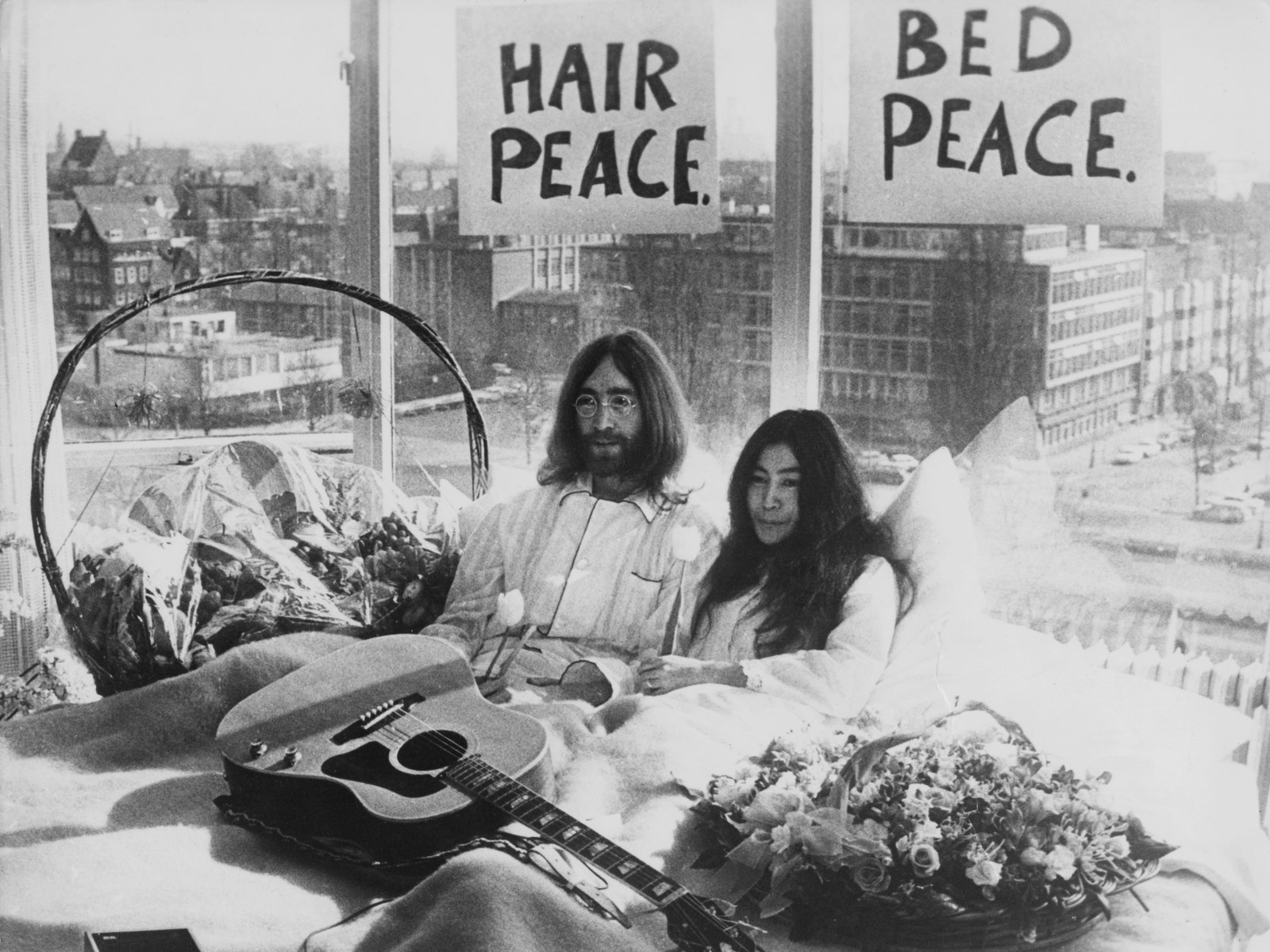 All we are saying is give peace a chance на этом фото сделанном 25 марта в 1969 года в одном из номеров отеля Хилтон в...