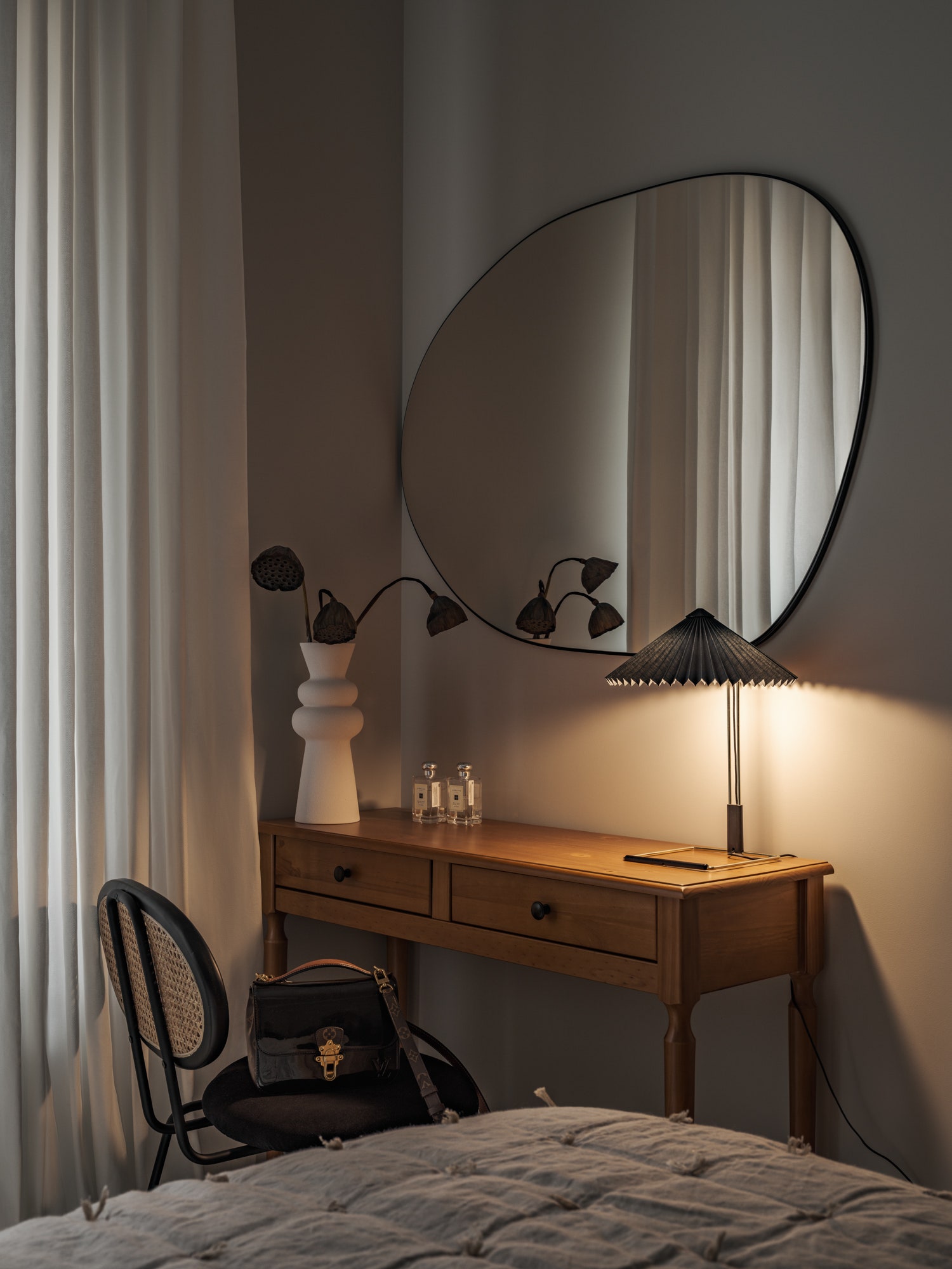 Фрагмент спальни. Консоль La Redoute зеркало Zara лампа HAY шторы Ikea.