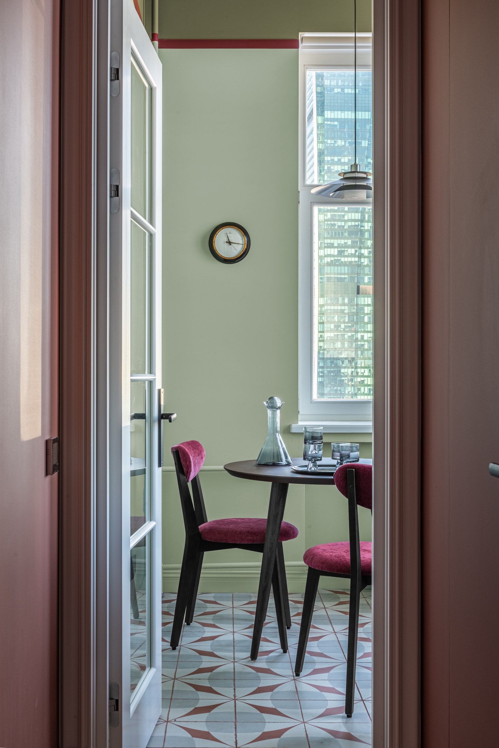 Фрагмент кухни. Стол и стулья SK Design подвесной светильник Rivoli  часы 70х годов — собственность хозяев квартиры.