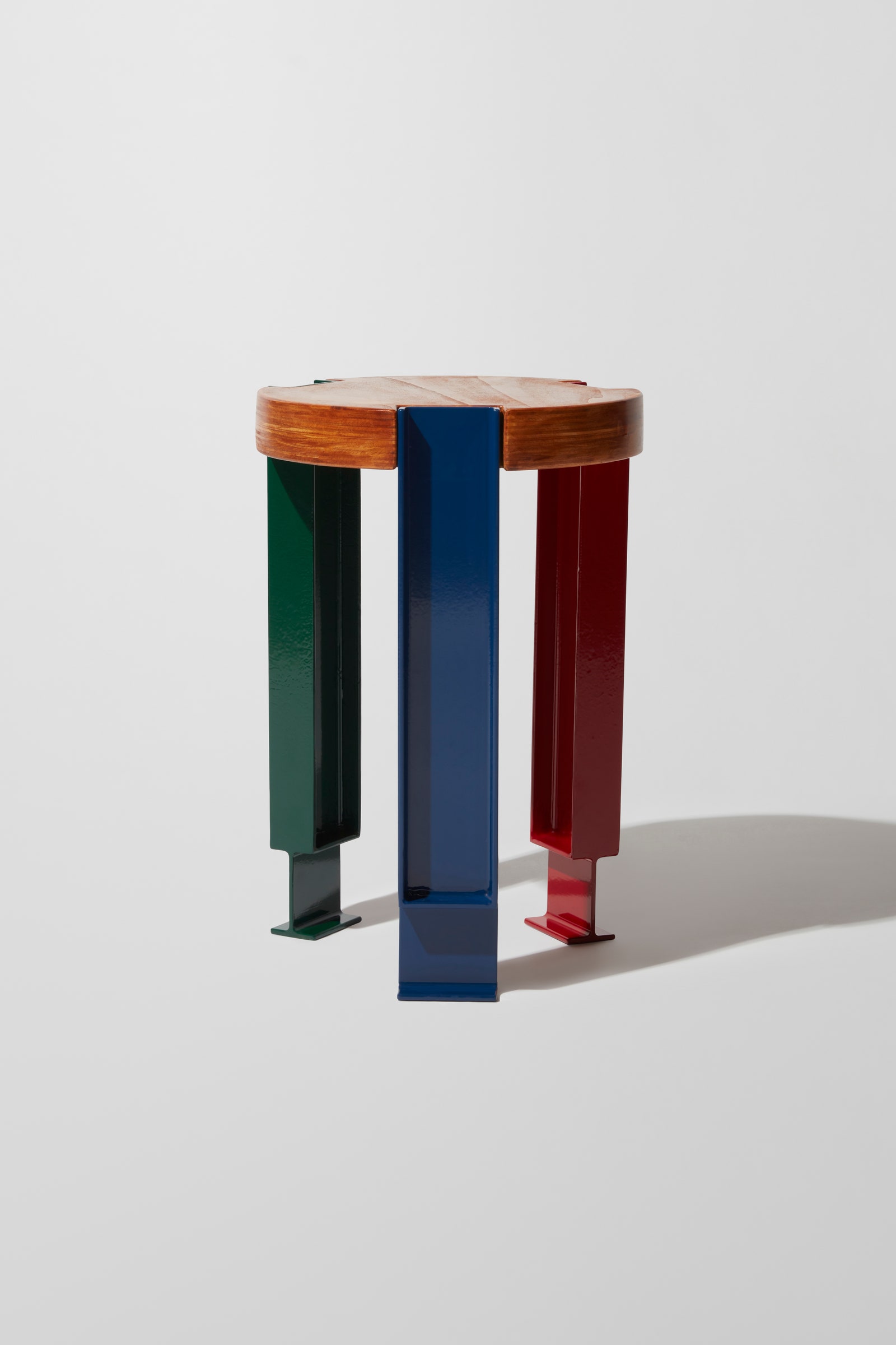 Разноцветная мебель по дизайну студии Older