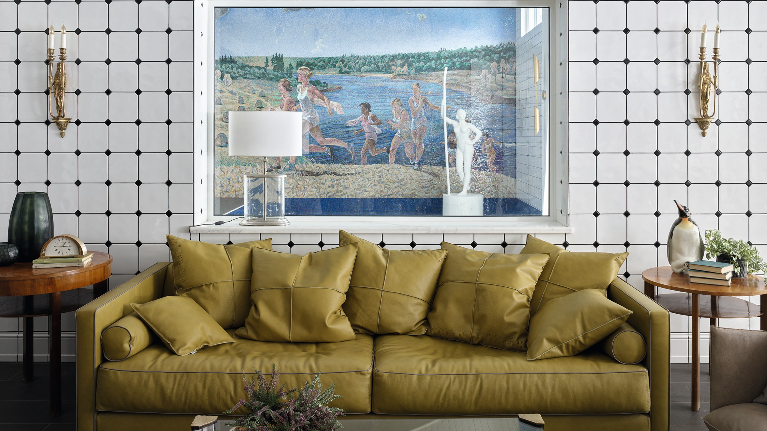 Гостиная. Кожаный диван куплен в “Гранде” журнальные столики по дизайну Индржиха Галабалы 1930е годы из галереи “Селезень”.