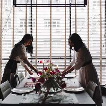 Сервировка стола к Масленице: советы от Sisters’ Design в фото и видео