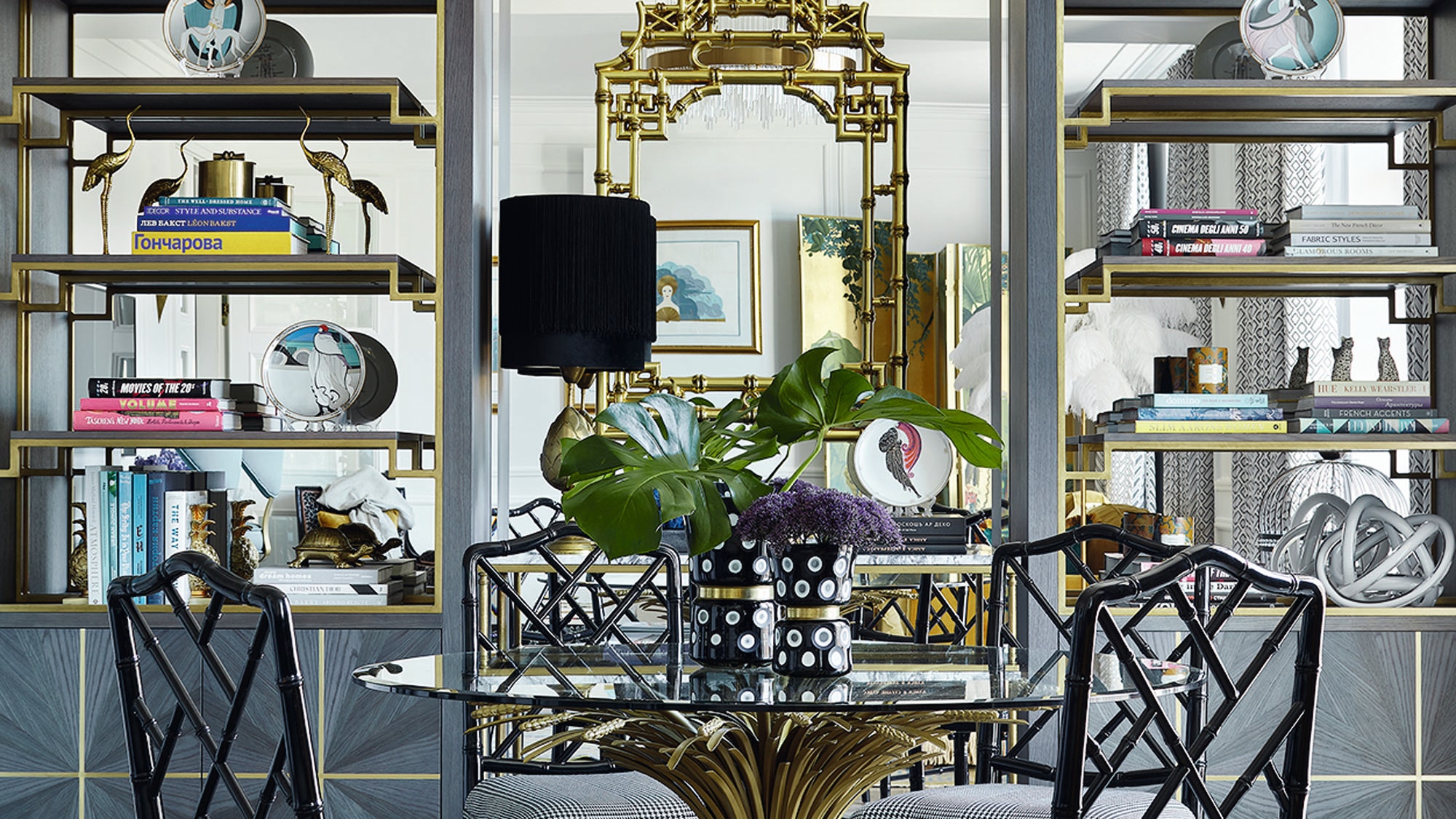 Столовая. Стол и стулья Eichholtz зеркало Pagoda Mirror стеллажи и  консоль Rooma Design  Furniture люстра Gramercy Home...