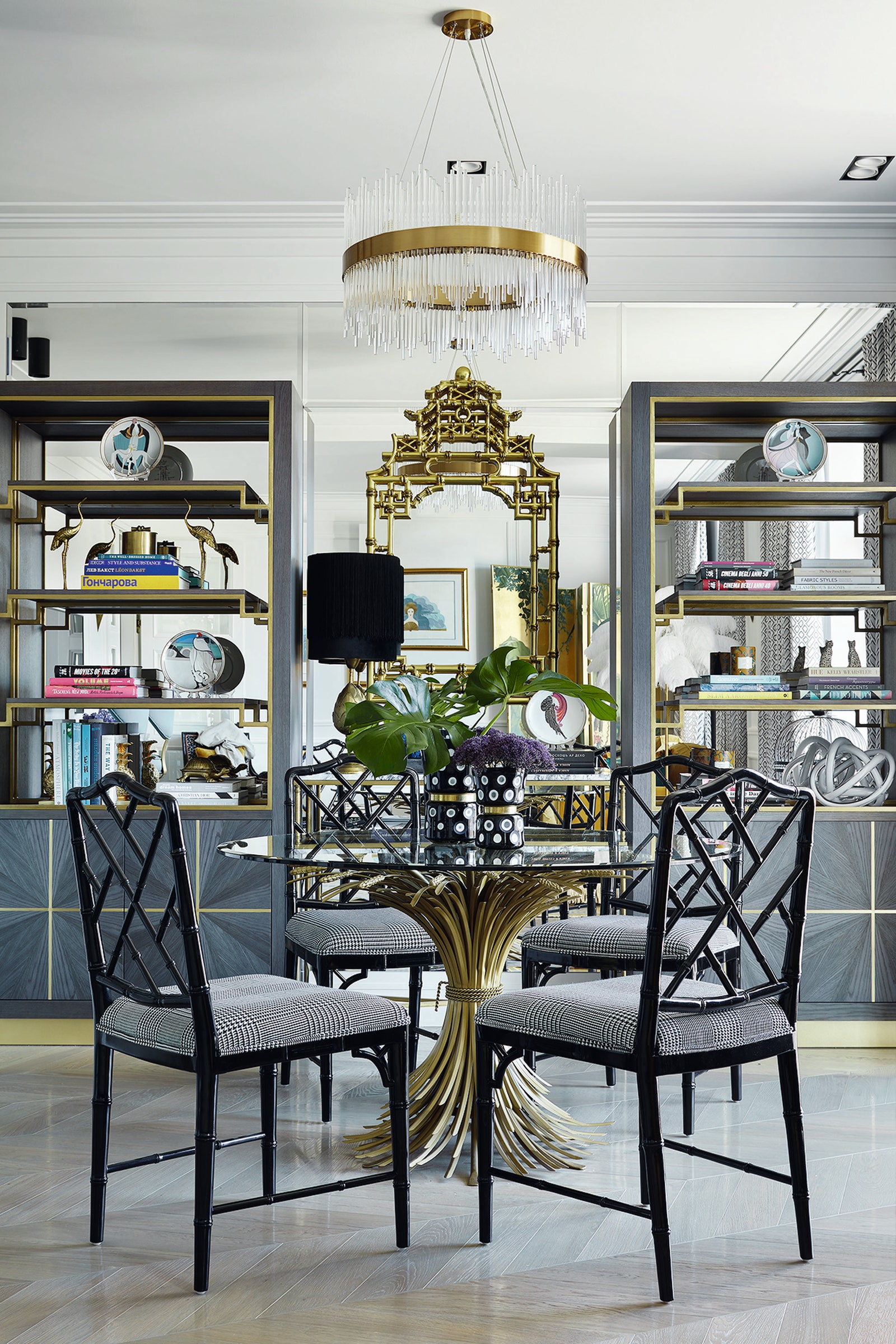 Столовая. Стол и стулья Eichholtz зеркало Pagoda Mirror стеллажи и консоль Rooma Design Furniture люстра Gramercy Home...