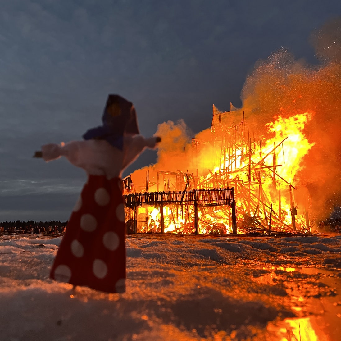 Масленица в Николе-Ленивце: фоторепортаж с сожжения “Вавилонской башни”